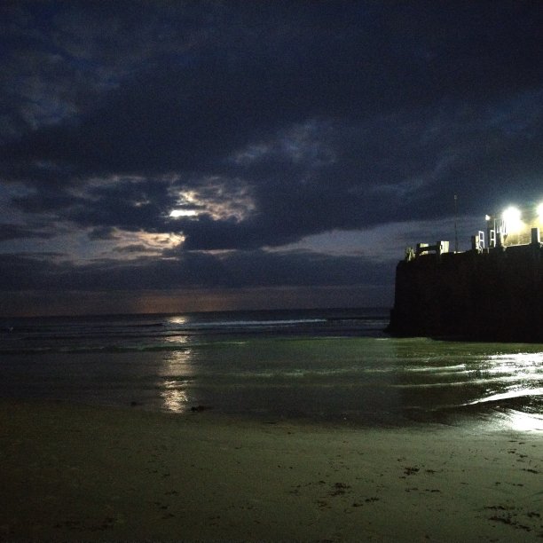 肯特郡福克斯顿的海上月亮图片下载