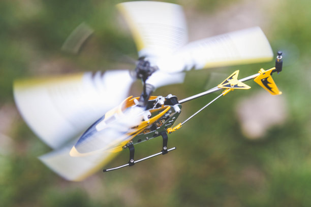 机翼上的直升机模型图片下载