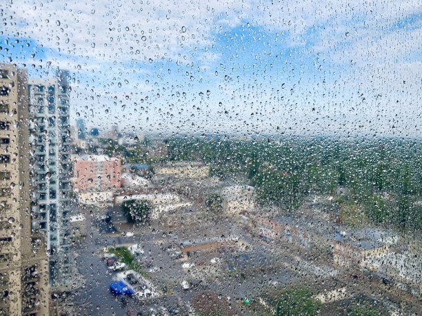 清晨雨后的城市景观图片下载