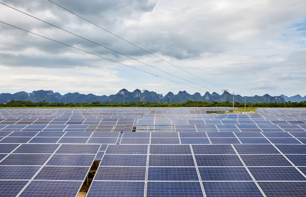 户外绿山和太阳能光伏的美丽图片图片下载