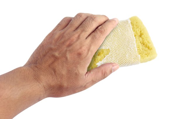 用手洗旧海绵、洗碗海绵、吸水性黄色海绵清洗孤立白色背景图片下载