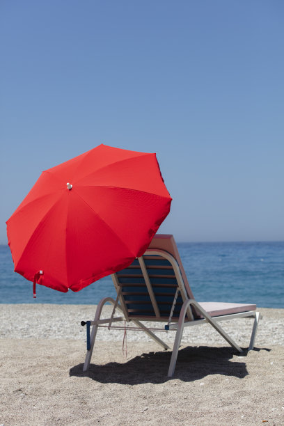 沙滩上带伞的躺椅图片下载