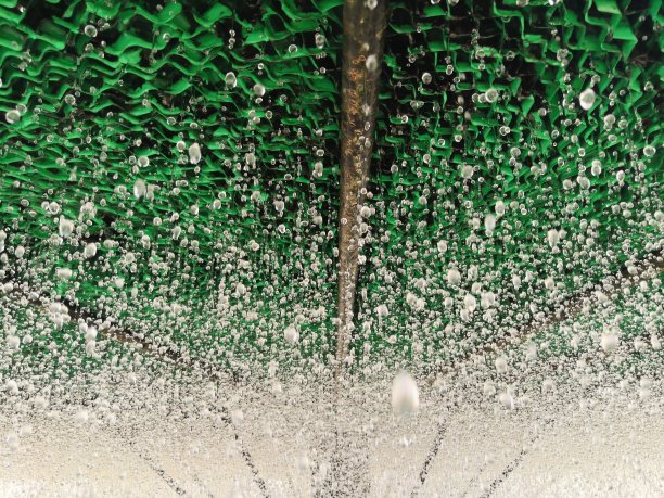 冷却塔内的水。冷却塔向下喷水。冷却塔基本操作。图片下载