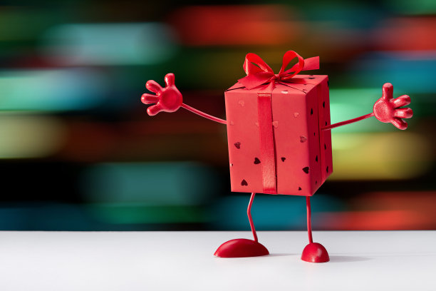 里面很有趣，手放在腿上的礼品盒。图片下载