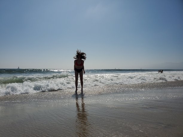 在沙滩上跳跃图片下载