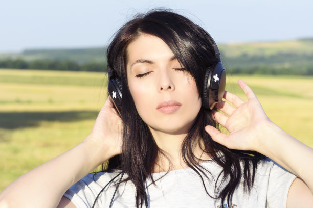 戴着耳机听音乐的女人图片下载