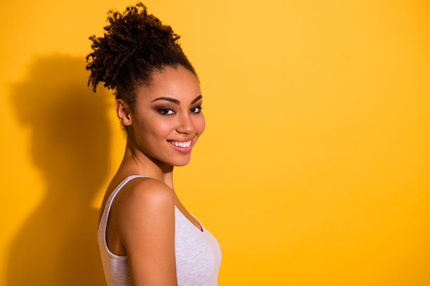 近距离的侧面资料照片美丽有趣的她她的黑皮肤女士显示白色完美的理想的牙齿无忧无虑的周末假期夏天街道看穿休闲背心孤立生动的黄色背景图片下载