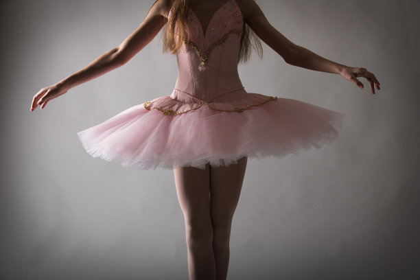 穿着粉色短裙的芭蕾舞女演员图片下载