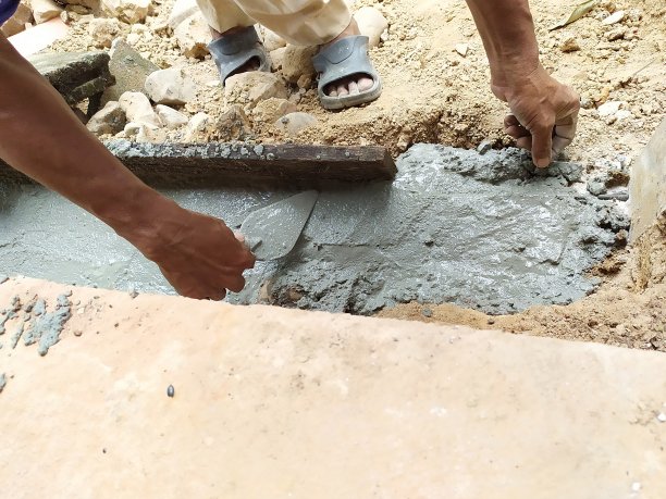 工人用泥铲平衡水泥，建筑和工业概念图片下载