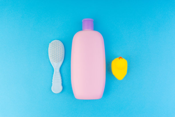 在蓝色的背景上平铺婴儿护理产品的组成图片下载