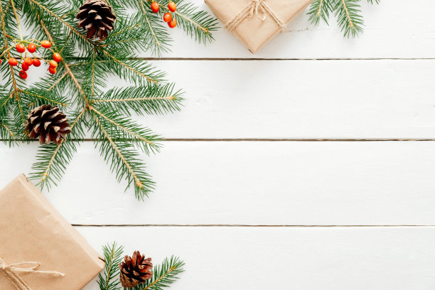 圣诞组成。圣诞框架由冷杉树枝，红浆果，礼盒，锥形木制白色背景。平铺，俯视图，拷贝空间。圣诞节、新年、寒假概念图片下载