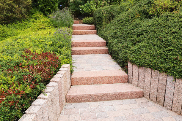 前院整洁，砌块台阶坚实，砾石装饰，种植植物图片下载