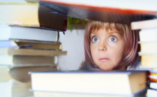 《小女孩和那么多书图片下载