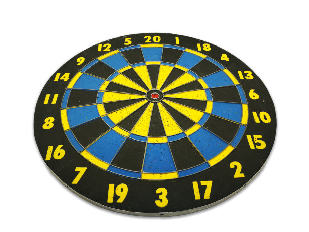 老黄黑飞镖板在白色的背景图片下载