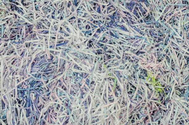 一堆被剪成小片的乱糟糟的纸。纸张表面壁纸背景。图片下载