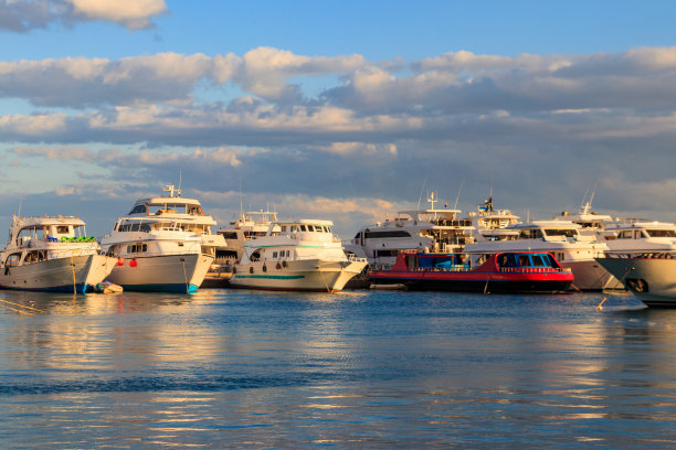 埃及洪加达海港的白色游艇。红海旅游船港口素材图片