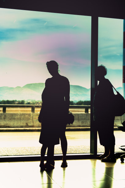 机场里乘客的剪影图片下载