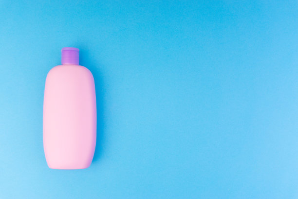 在蓝色的背景上平铺婴儿护理产品的组成图片下载