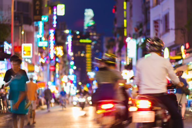 霓虹灯下的胡志明市（西贡）繁忙街道夜景散焦素材图片