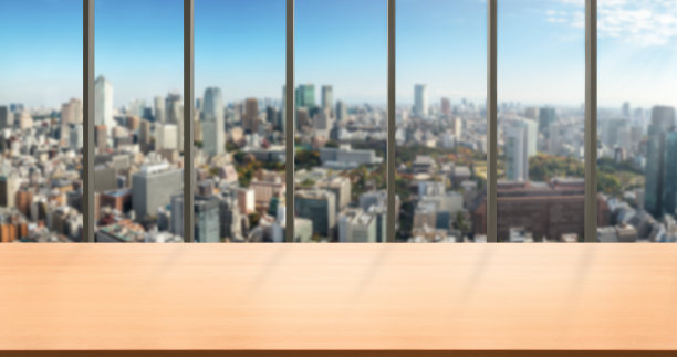 木材桌子的产品显示与模糊的背景。图片下载