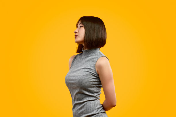 看向远方的时尚亚洲女性图片下载