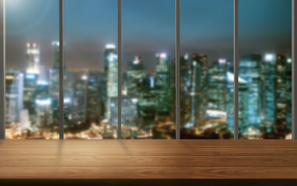 木材桌子的产品显示与模糊的背景。图片下载