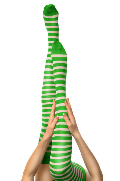 性感女性长腿绿色条纹长袜。小精灵女孩，孤立在白色图片下载