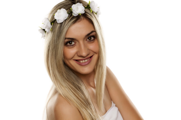 美丽的年轻女子，头上戴着花圈，背景是白色图片下载