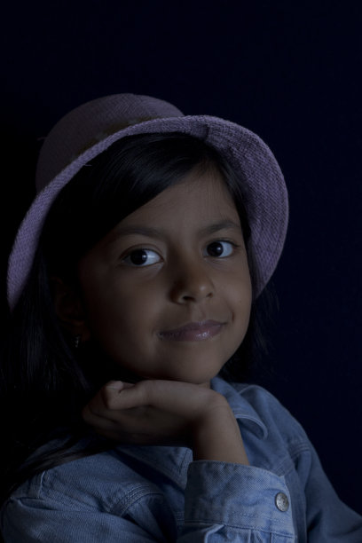 在光影之间发光的可爱女孩图片下载