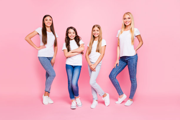 全身照片的两个小女生和两个学生穿着休闲服装孤立的粉色背景图片下载