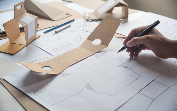 设计师草图设计棕色工艺纸板纸制品生态包装模型盒开发模板包装品牌标签。设计师工作室概念。图片下载