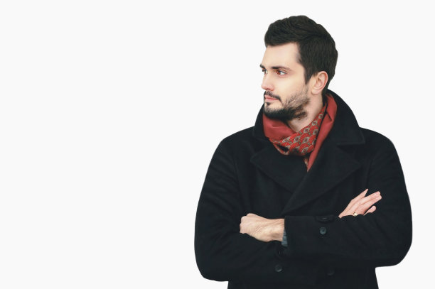 肖像英俊优雅的男子交叉双臂望着远处孤立的白色背景图片下载