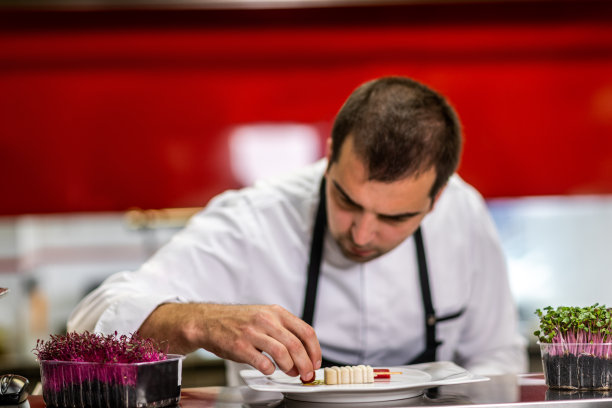 餐厅厨师将装饰放在一小口大小的分子美食餐上，让它看起来像冰淇淋图片下载