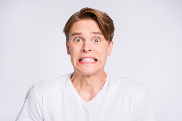 他的特写肖像，他漂亮可爱，有吸引力的担心困惑的家伙不知道oops失败失败孤立在轻白色柔和的背景图片下载