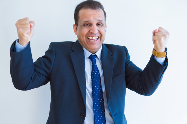 庆祝成功，高兴尖叫的中年商人图片下载