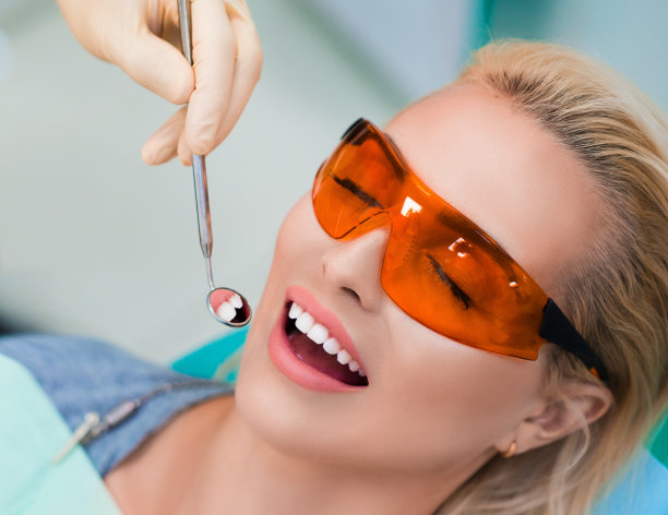 近距离观看一名妇女的牙齿美白程序图片下载