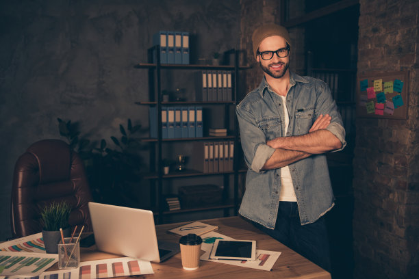 暗夜工作的照片老板家伙穿着休闲装站在桌子旁边图片下载