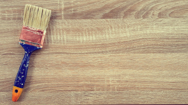特写俯视图画笔上的奶油色木桌背景为木器设计概念图片下载