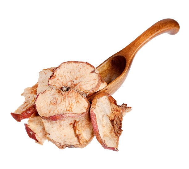 木勺里的干苹果，孤立在白色背景上。图片下载