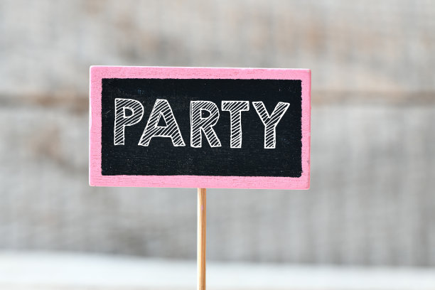 别针与词在模糊的背景图片下载