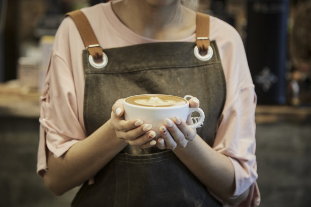 亚洲妇女在咖啡馆拿着咖啡杯图片下载