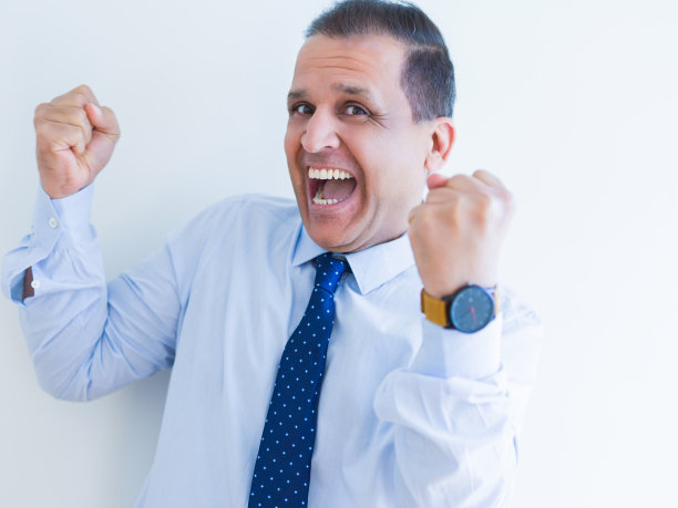 庆祝成功，高兴尖叫的中年商人图片下载