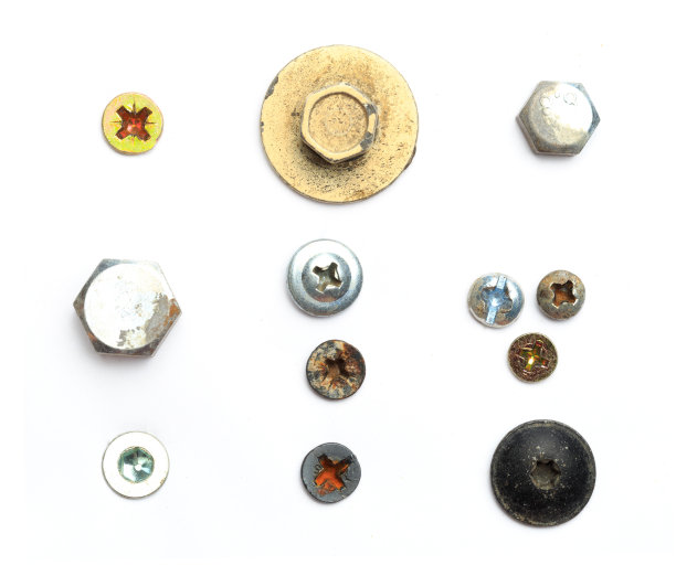 白色隔离的螺钉头，螺母，铆钉。——图片图片下载