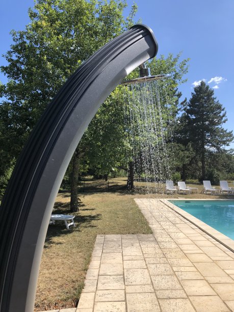 在游泳池边的淋浴图片下载