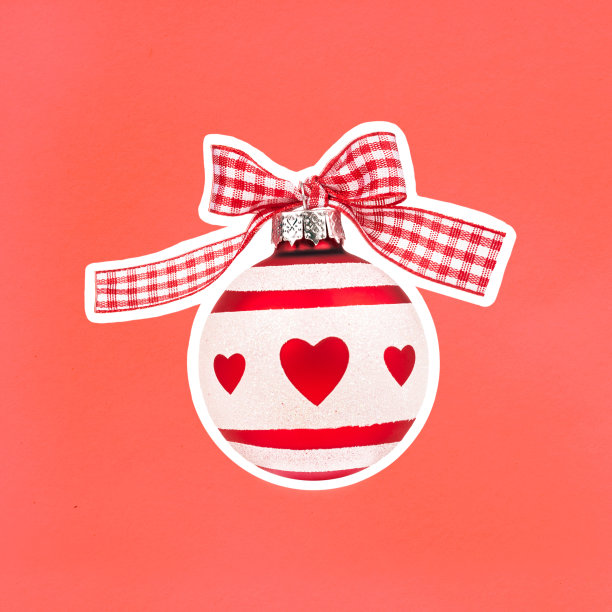 白色和红色的圣诞球在红纸的背景，与白色边框的方形橙色纸图片下载