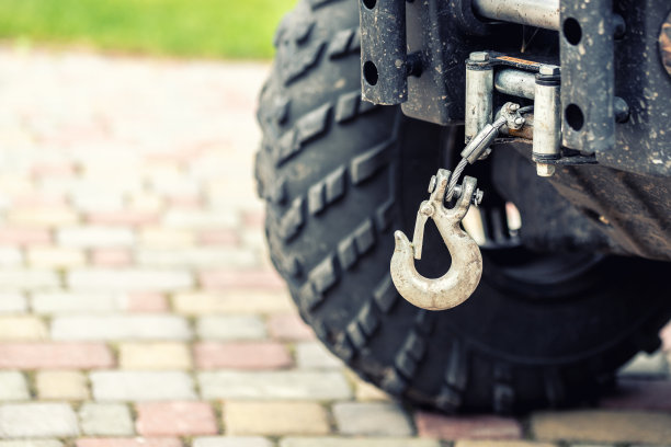 特写atv四轮车，钩安装在越野全地形车辆图片下载