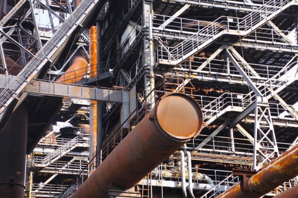 锈迹斑斑的钢管从带有楼梯的钢塔上伸出来图片下载