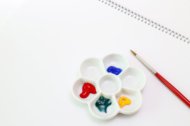 素描本上的调色板和画笔图片下载