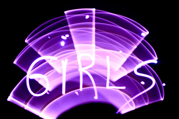 用光绘象征女孩的力量图片下载