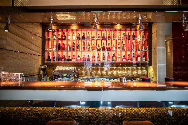 现代餐厅里的一个有凳子和饮料架的酒吧图片下载